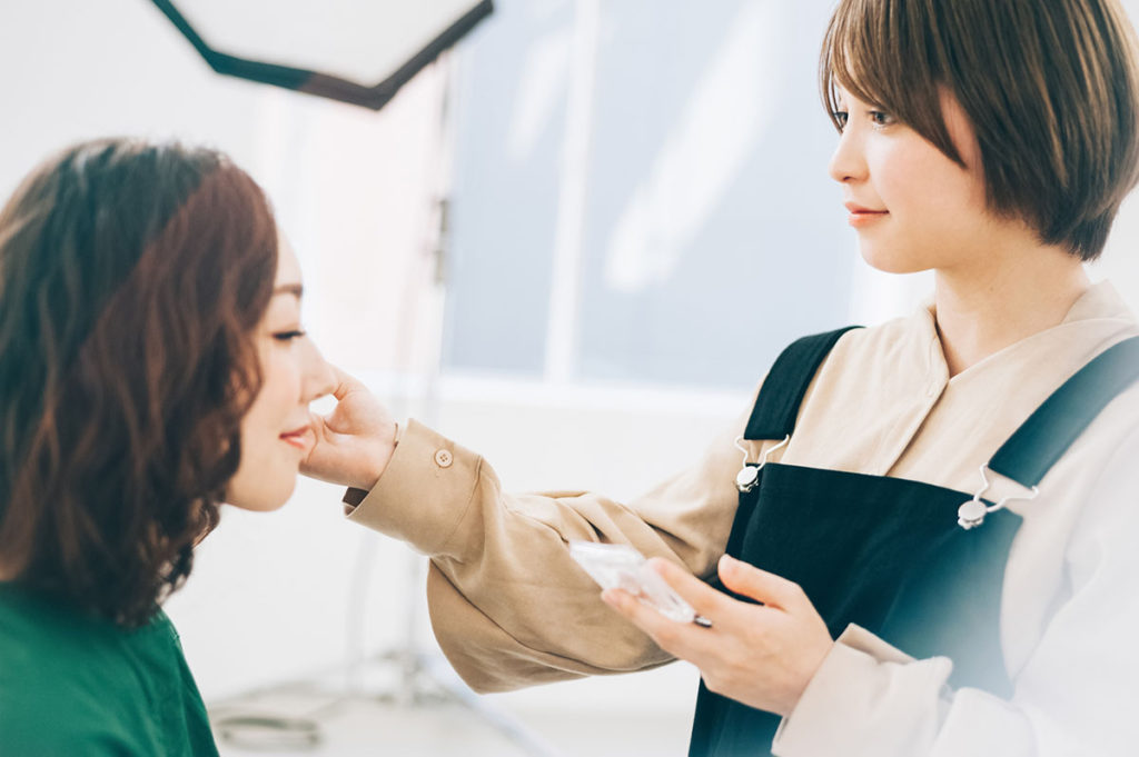 メイクアップアーティストになるには下積みが必要？仕事内容や平均年収は？