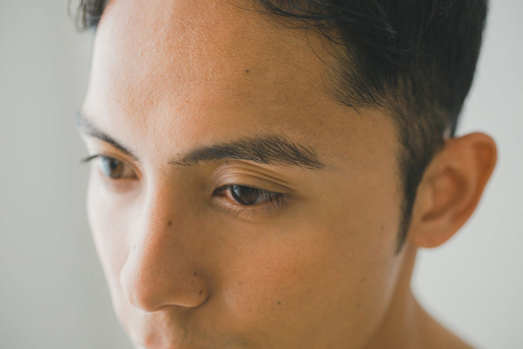 メンズメイクの前に眉毛をケア!太さや形によって与える印象が変わる!