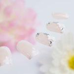 ネイルチップの塗り方を初心者向けに解説!削り方や固定の仕方をマスターしよう