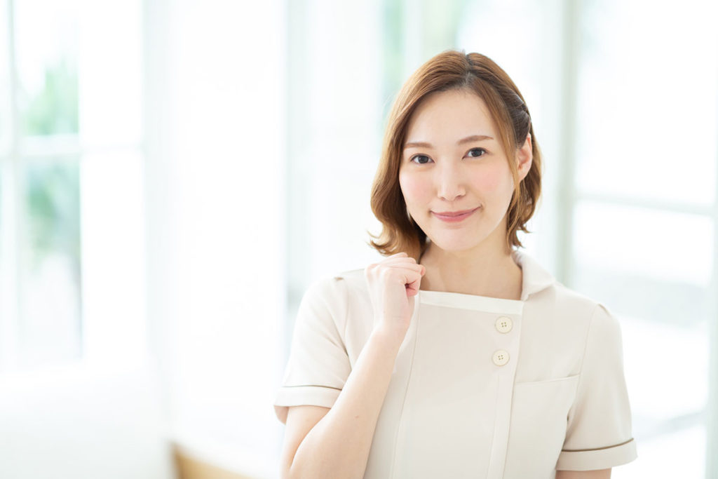 ネイリストの女性が微笑んでいる画像