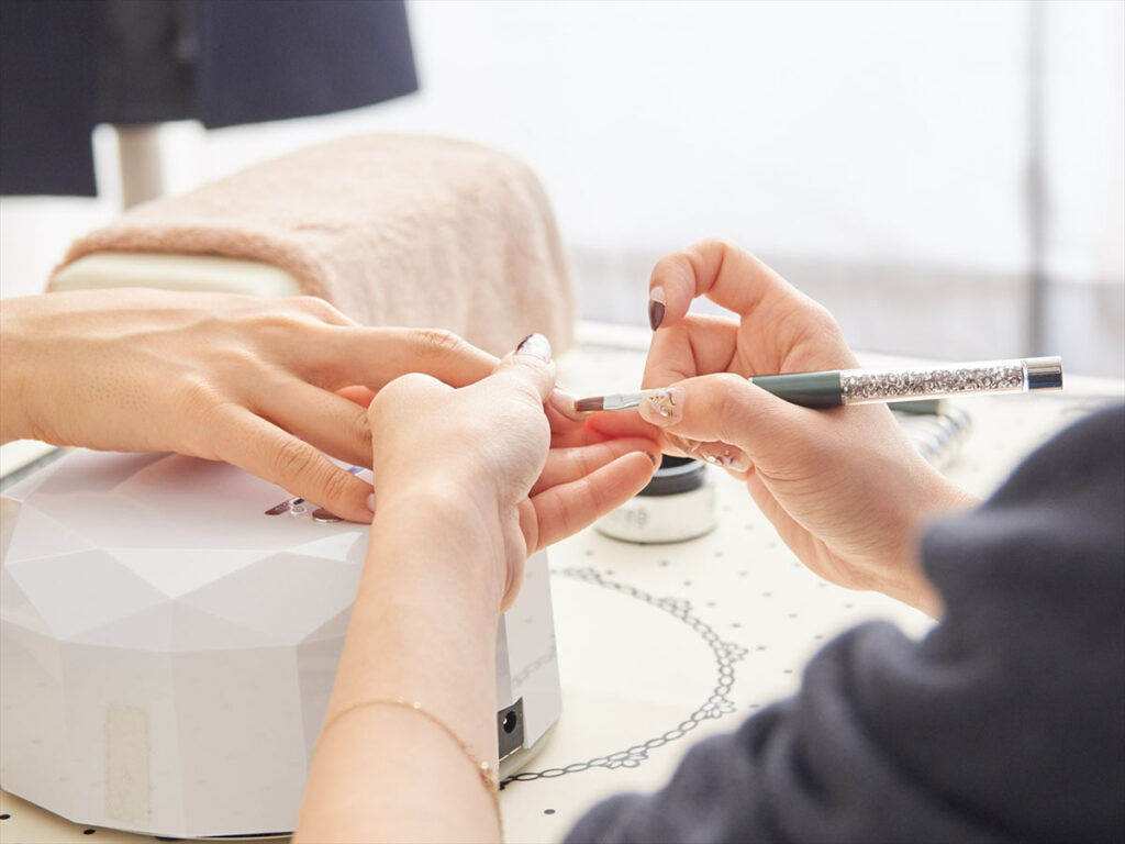 ネイルスクールでジェルを塗布している様子