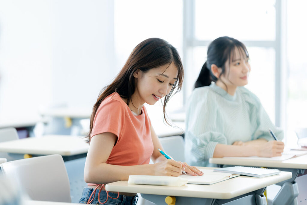 女性がネイルスクールで学んでいる様子