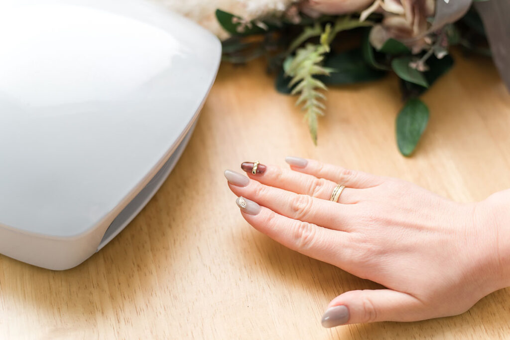 ジェルネイルが施されている手元の画像