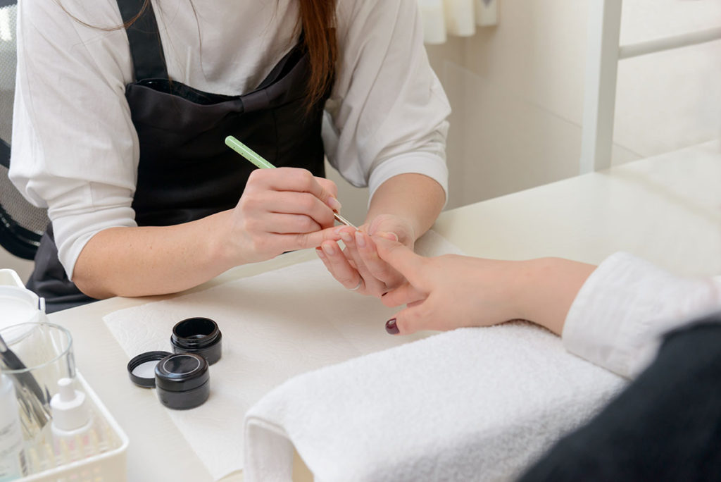 ジェルネイル検定試験で施術するイメージ画像