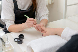 ジェルネイル検定試験で施術するイメージ画像