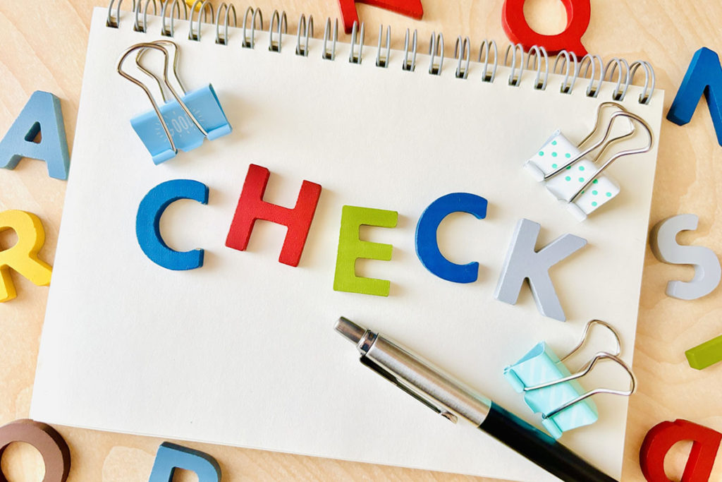 CHECKと書いてあるメモ帳の画像