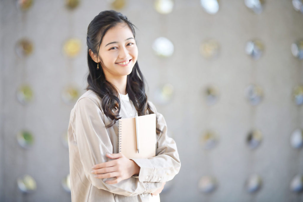 ネイリストの女性画像