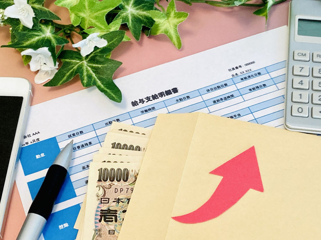 ネイルリストの給与明細と電卓の画像