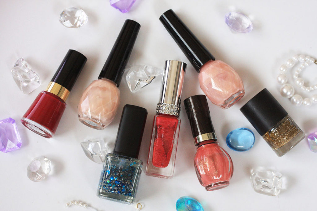 色々なポリッシュ（マニキュア）が並べられている画像