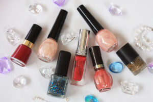 色々なポリッシュ（マニキュア）が並べられている画像
