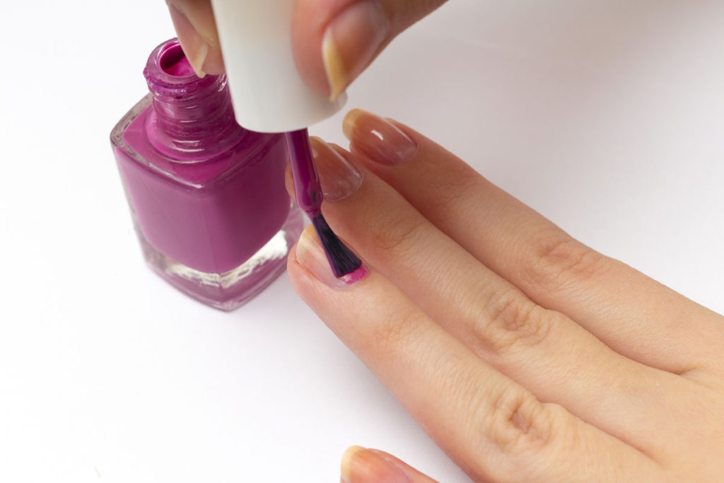 ポリッシュをセルフで塗っている様子