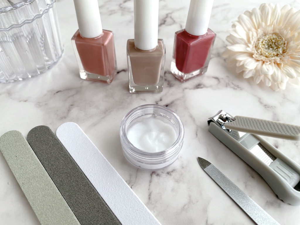 ポリッシュを綺麗に仕上げるための道具が並んだ画像