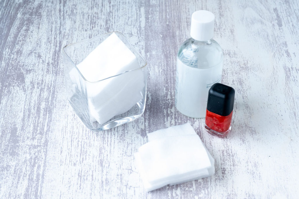 ポリッシュと、ポリッシュを落とす道具が並べられている画像