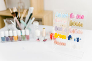 ネイルサロンのデスクにネイルのデザイン見本が並ぶ画像