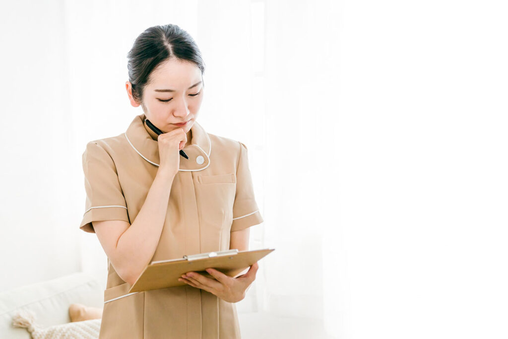 悩んでいるネイリストの画像