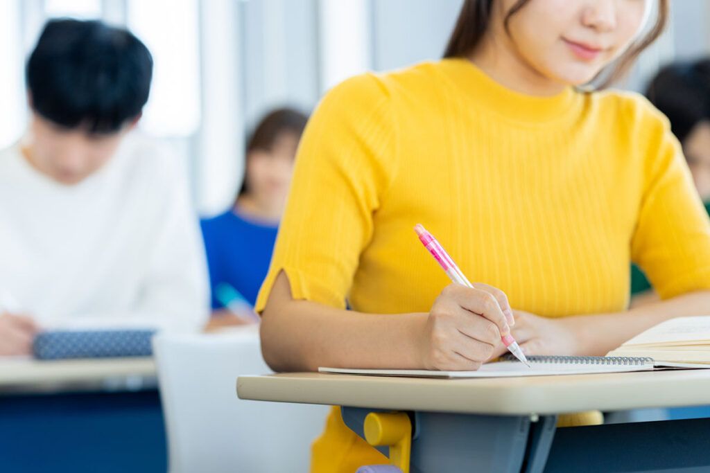 ネイルの勉強をする女性の画像