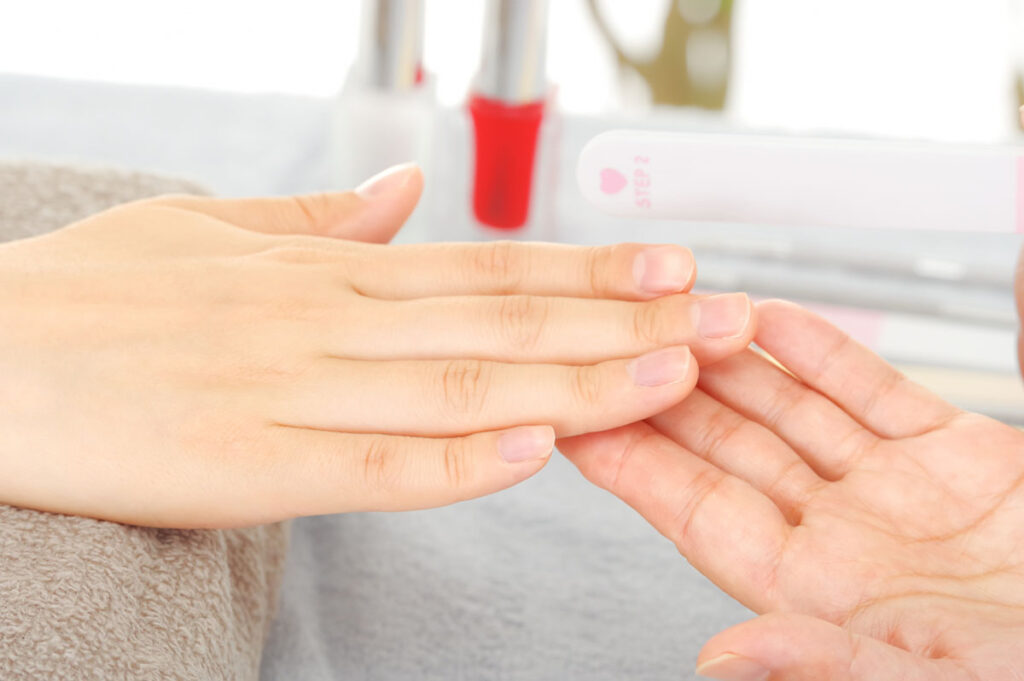 ネイリストがお客様の手をとっている画像