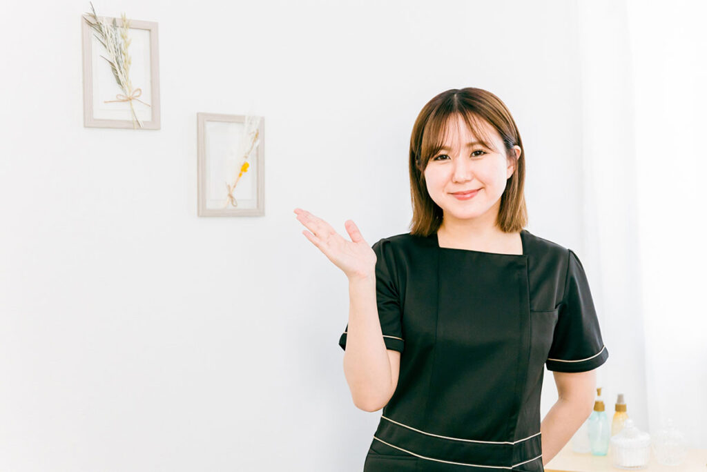 ネイルスクール選びのポイントを説明するネイリスト