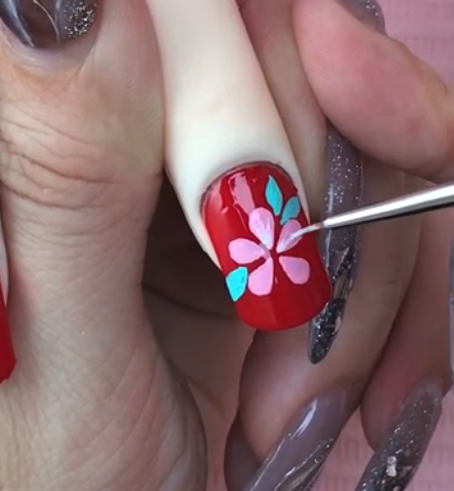 ネイルアートをしている様子