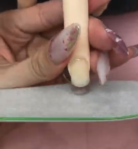 イクステンションの仕上げ工程の様子