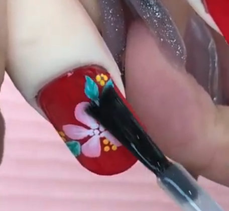 トップコートを塗っている様子