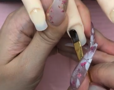 右手中指以外にベースジェルを塗布する様子