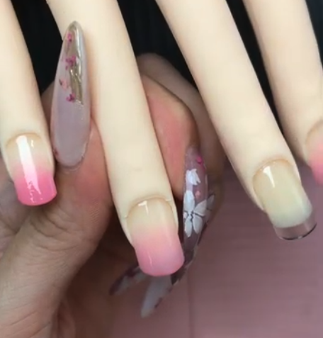 ジェルグラデーションを施している様子