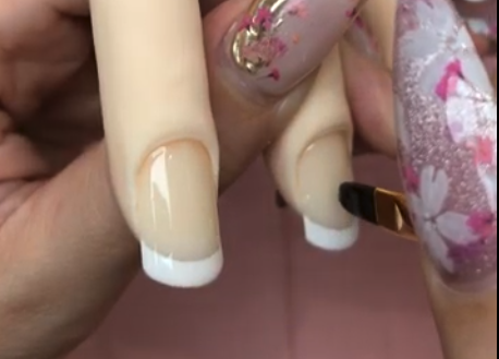 トップジェルを塗布する様子