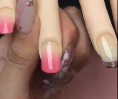 トップジェルを塗布する様子