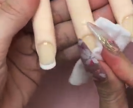 未硬化ジェルを拭き取る様子