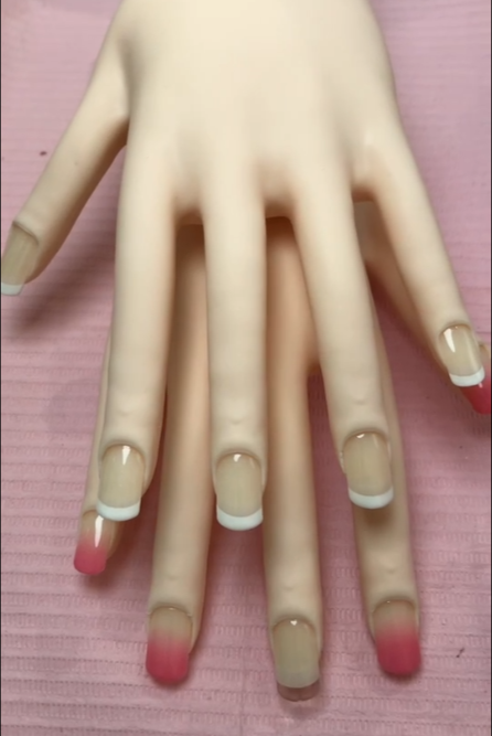 ジェルネイル検定中級の実技試験内容を施術したモデルハンドの画像