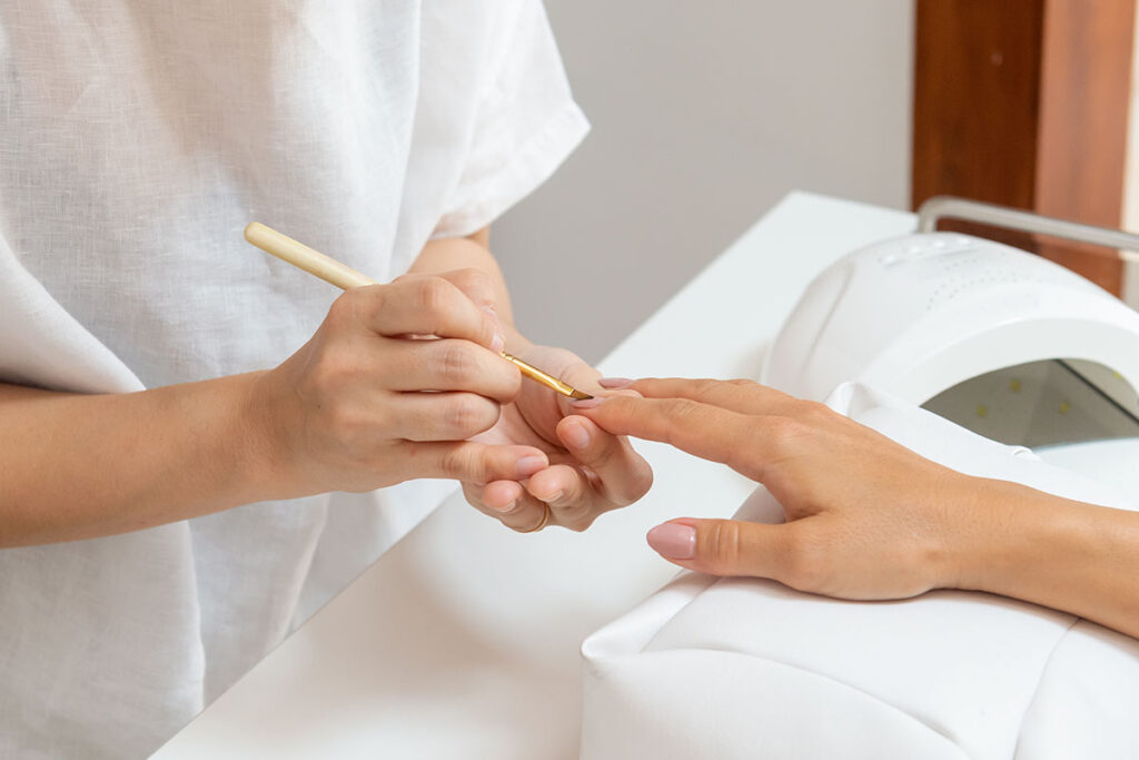 ジェルネイルを塗布している画像