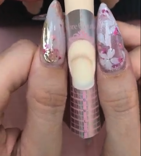 ネイルフォームを装着している様子