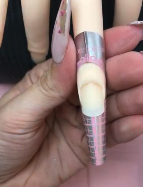 ネイルフォーム装着の完成系の様子