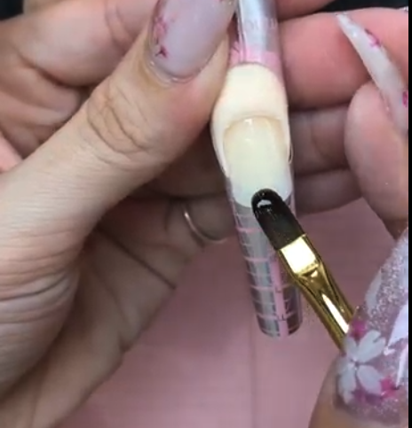 ビルダージェルを塗っている様子