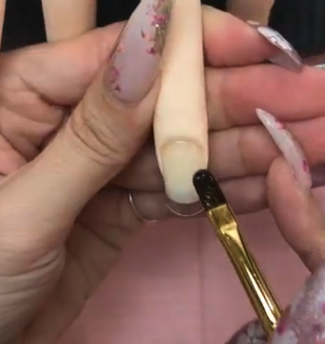 ベースジェルを塗っている様子