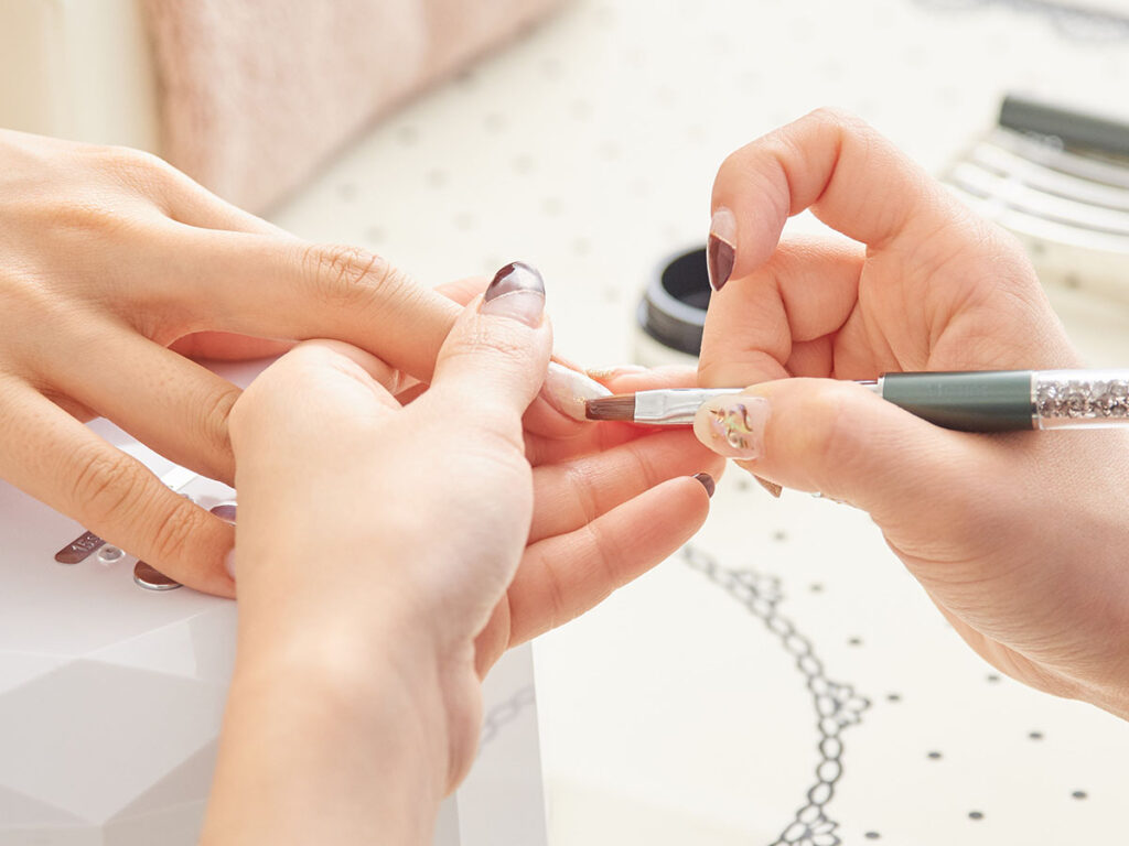 ジェルを塗布している画像