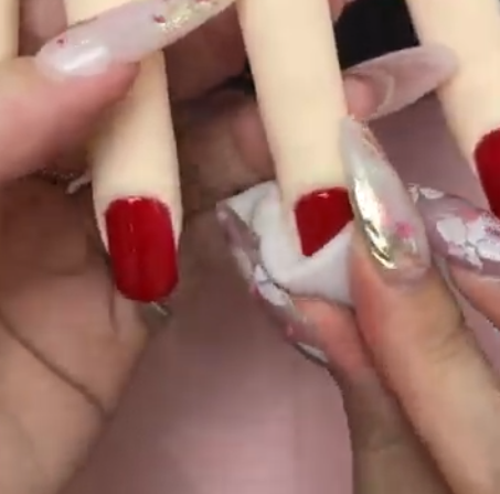 ジェルネイル技能検定試験にて未硬化ジェルを拭き取るイメージ画像