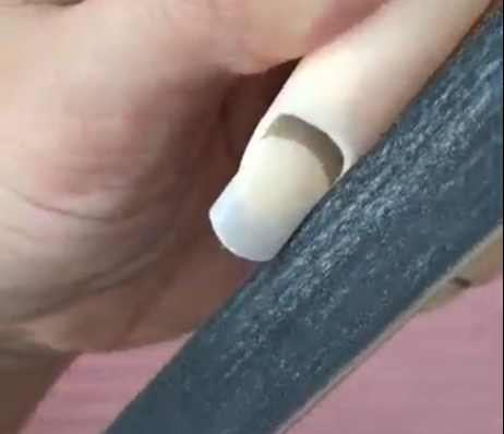 左手のファイリングをしている様子