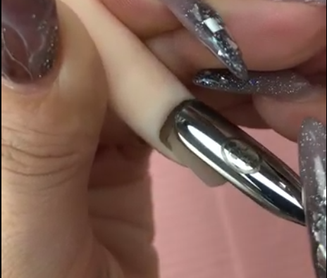 ブラシダウンしてキューティクルリムーバーを洗い出している画像