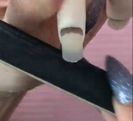 右手のファイリングをしている様子