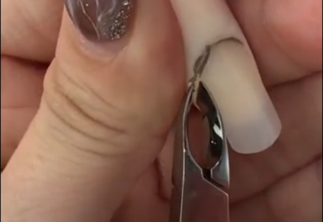 ニッパーで甘皮を処理している画像