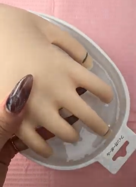 フィンガーボールに指先をつけている画像