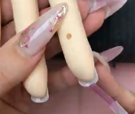 ジェルネイル技能検定試験にてポリッシュのベースコートをエッジに塗るイメージ画像