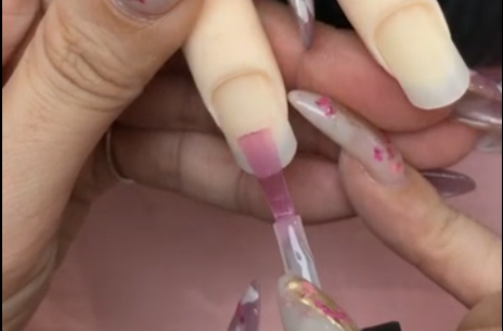 ジェルネイル技能検定試験にてベースコートを塗るイメージ画像