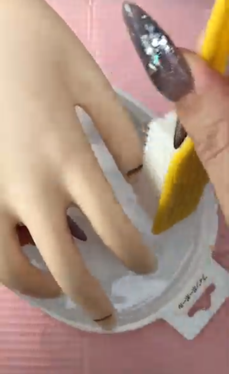 ブラシダウンしてキューティクルリムーバーを洗い出している画像