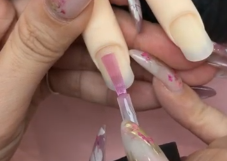 ジェルネイル技能検定試験にてベースコートを塗るイメージ画像