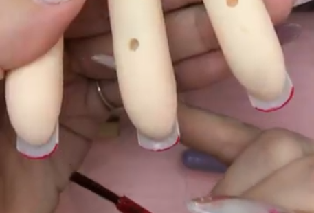 ジェルネイル技能検定試験にてカラーポリッシュをエッジに塗るイメージ画像