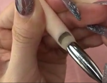 メタルプッシャーで甘皮処理をしている画像