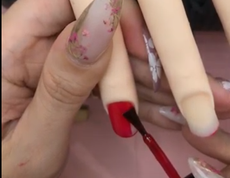 ジェルネイル技能検定試験にてカラーポリッシュを塗るイメージ画像